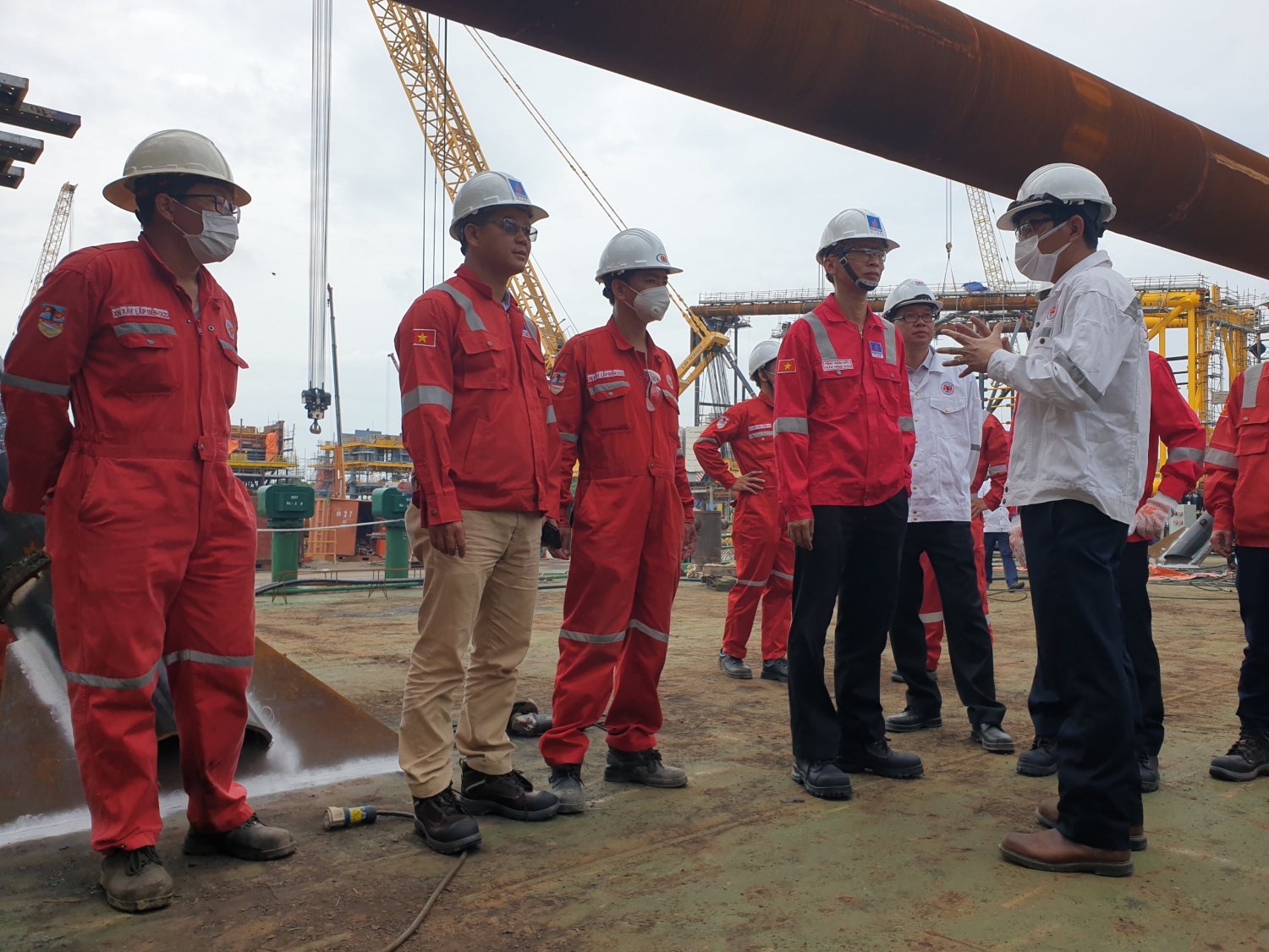 Tổng Giám đốc PVEP Trần Hồng Nam kiểm tra tiến độ xây dựng giàn CTC-2 mỏ Cá Tầm