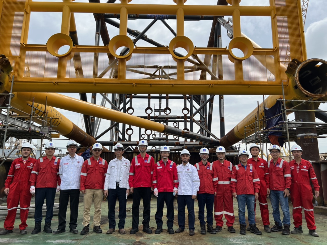 Tổng Giám đốc PVEP Trần Hồng Nam kiểm tra tiến độ xây dựng giàn CTC-2 mỏ Cá Tầm