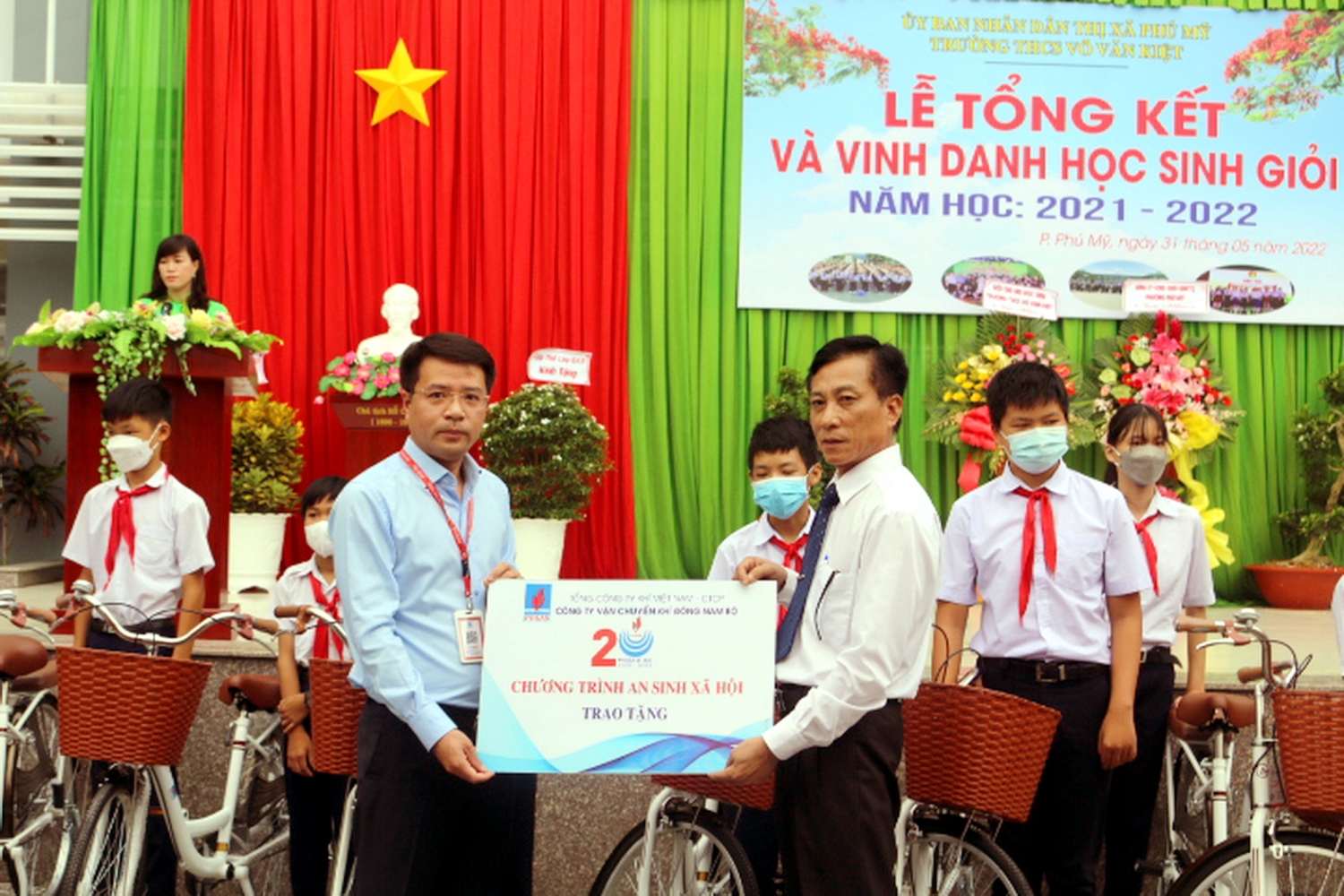 Giám đốc KĐN trao tặng chứng nhận hỗ trợ xe đạp cho học sinh hiếu học