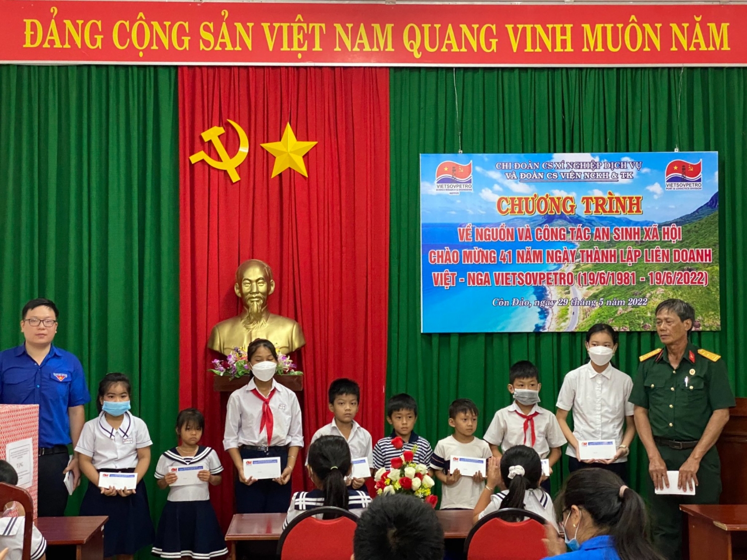 Tuổi trẻ Vietsovpetro tổ chức về nguồn và an sinh xã hội tại Côn Đảo