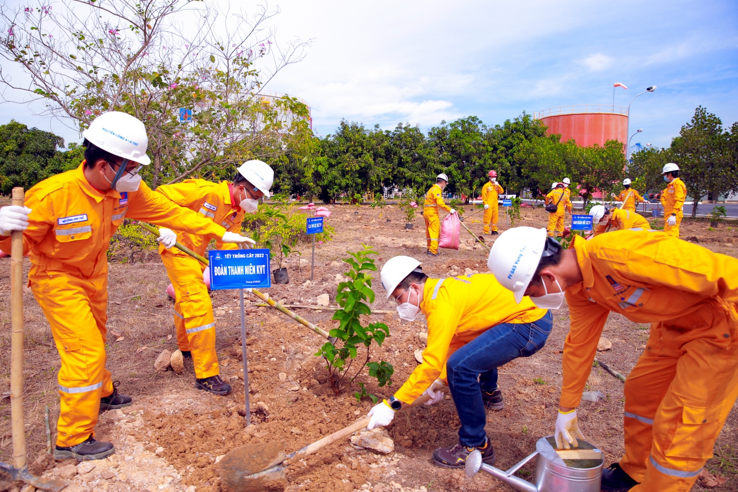 Phong trào trồng cây bảo vệ môi trường, làm đẹp cảnh quan công trình khí được triển khai rộng khắp tại nhiều đơn vị công đoàn PV GAS