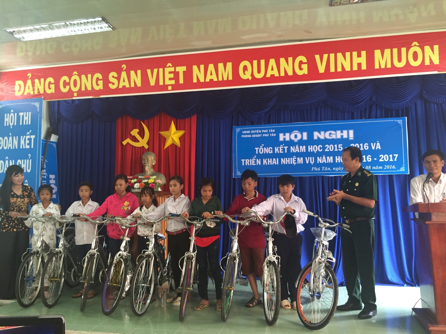 Tặng quà cho học sinh nghèo vượt khó tại huyện Phú Tân, Cà Mau