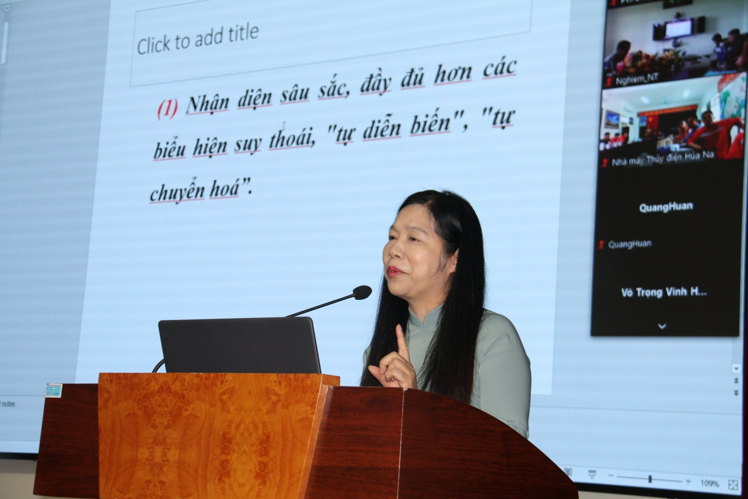 Thạc sỹ Đặng Thị Minh Hảo truyền đạt và phân tích những nhiệm vụ và giải pháp.
