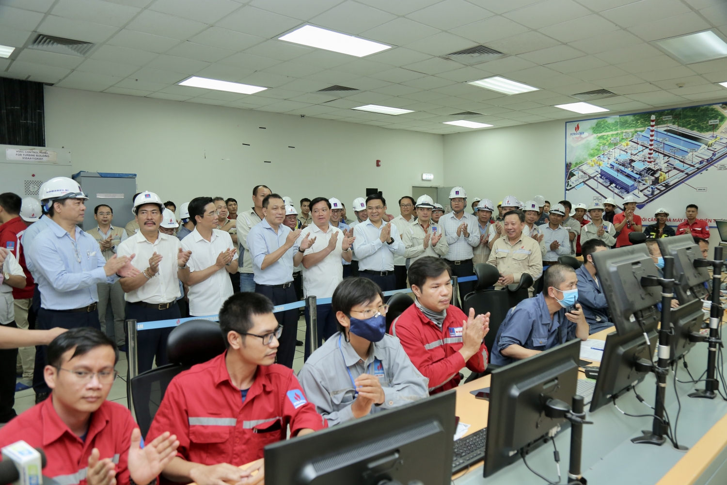 Lãnh đạo Bộ Công Thương, tỉnh Thái Bình và Petrovietnam chứng kiến NMNĐ Thái Bình 2 hòa lưới điện bằng than Tổ máy số 1.