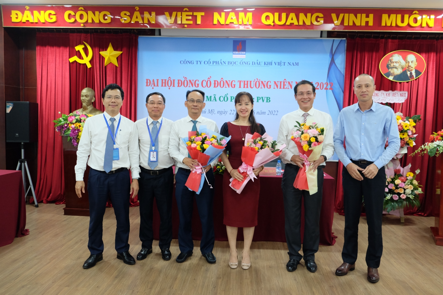 Ông Đỗ Đông Nguyên – Thành viên HĐQT PV GAS và lãnh đạo PVCoating tặng hoa chúc mừng các tân Thành viên HĐQT và Kiểm soát viên Công ty.
