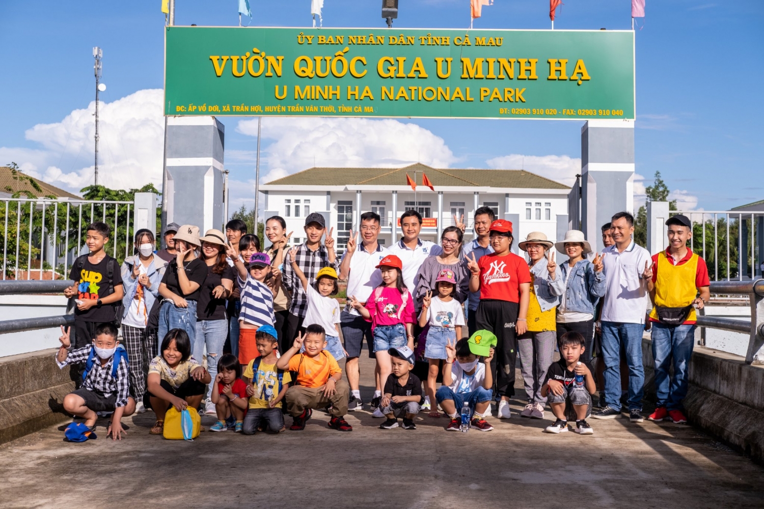 ác gia đình KCM hào hứng tham gia hoạt động dã ngoại xuyên đường rừng tại Vườn Quốc gia U Minh Hạ