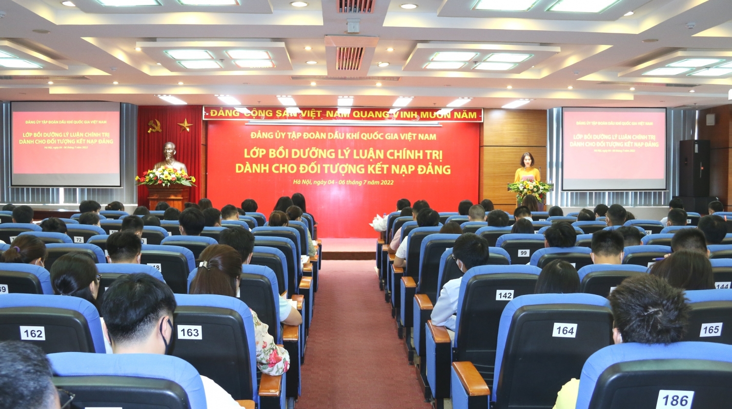 Bồi dưỡng lý luận chính trị cho đối tượng kết nạp Đảng năm 2022 tại khu vực Hà Nội