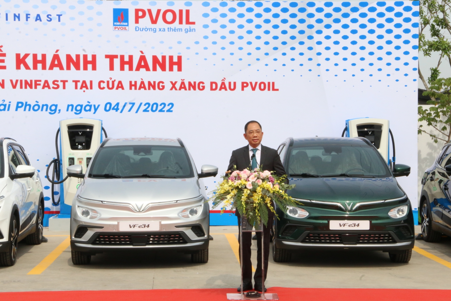 Khánh thành trạm sạc xe điện VinFast đầu tiên tại chuỗi cửa hàng xăng dầu của PVOIL