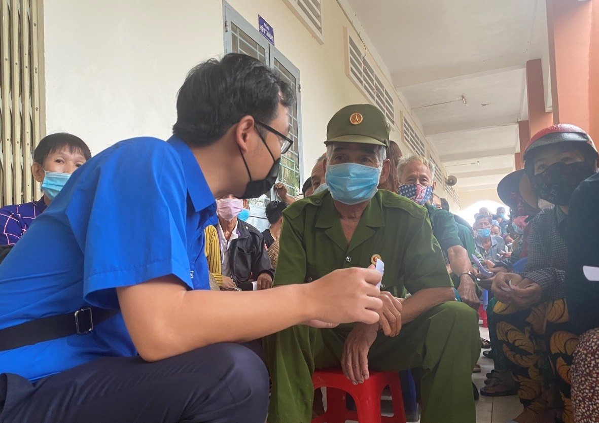 Bí thư Đoàn Thanh niên PV GAS Lê Hà Bắc thăm hỏi cựu chiến binh gặp hoàn cảnh khó khăn đến thăm khám và nhận thuốc miễn phí