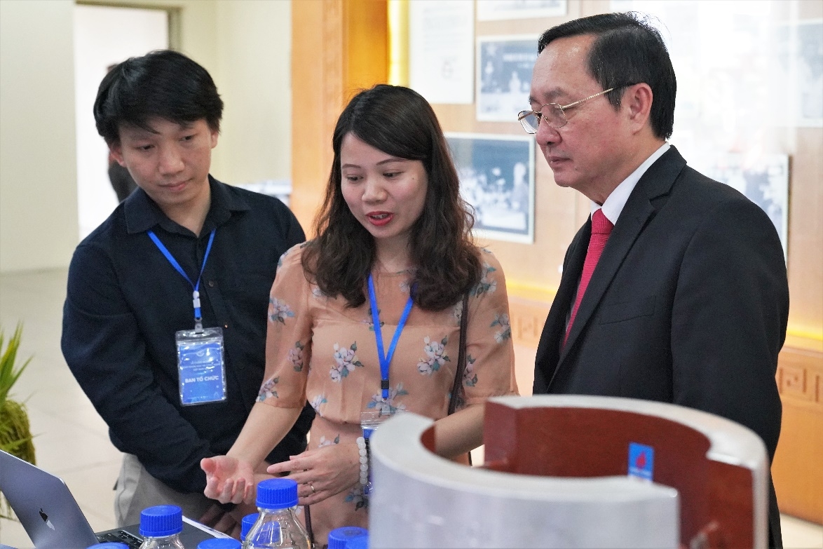 Thủ tướng Chính phủ thăm gian triển lãm sản phẩm khoa học công nghệ của VPI