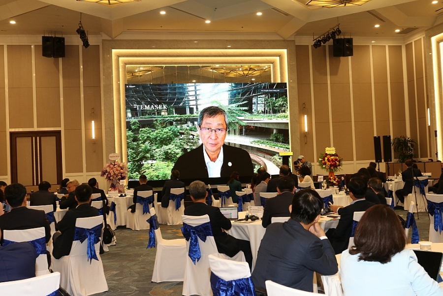 Ông Lim Boon Heng - Chủ tịch Temasek Holdings phát biểu từ đầu cầu Singapore