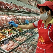 Nguyên nhân nào khiến giá thịt lợn liên tục lao đao?
