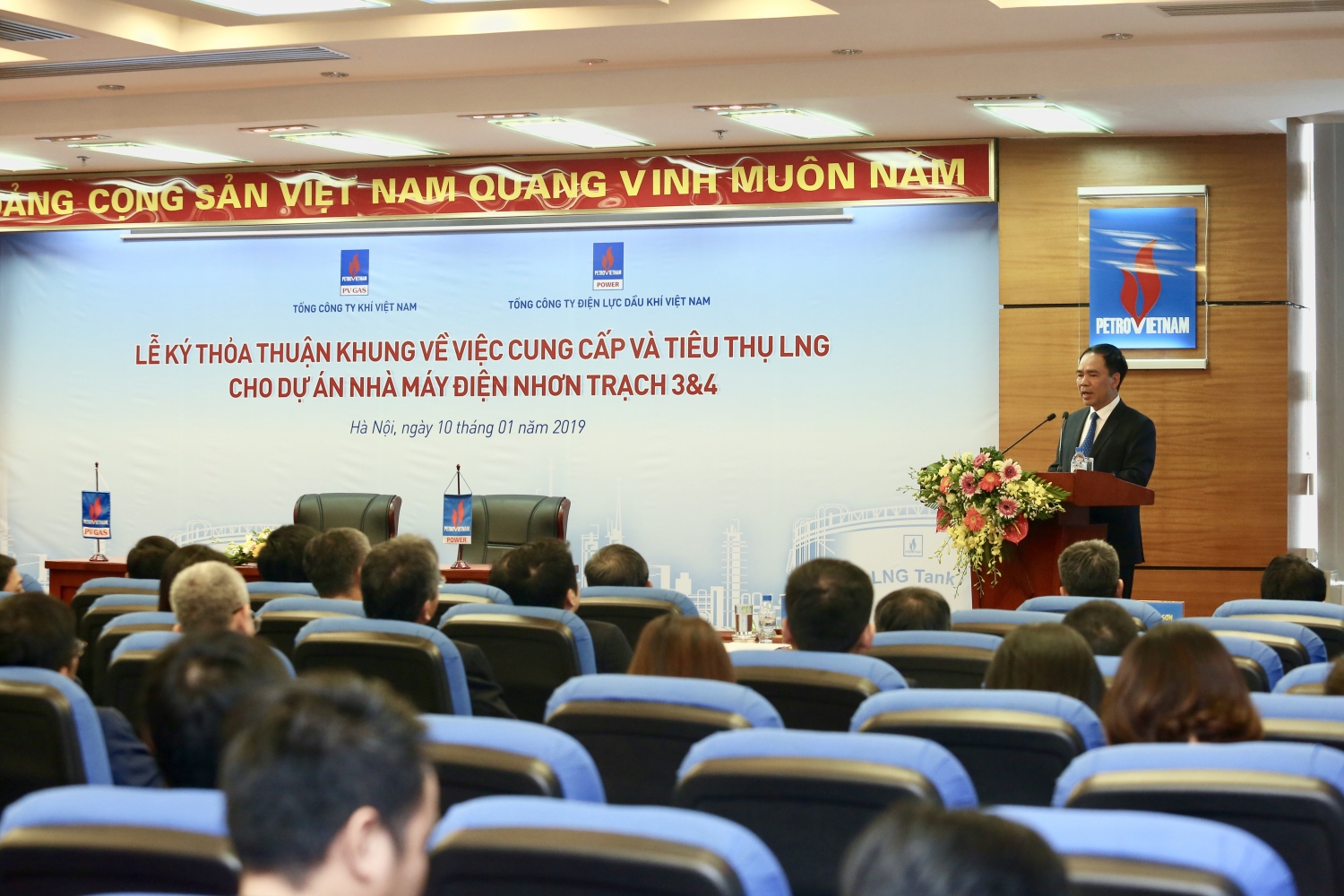 Phó Tổng giám đốc Nguyễn Quốc Thập biểu dương sự nỗ lực hết mình của tổ đàm phán PV GAS và PV Power dẫn đến thành công của lễ ký kết 