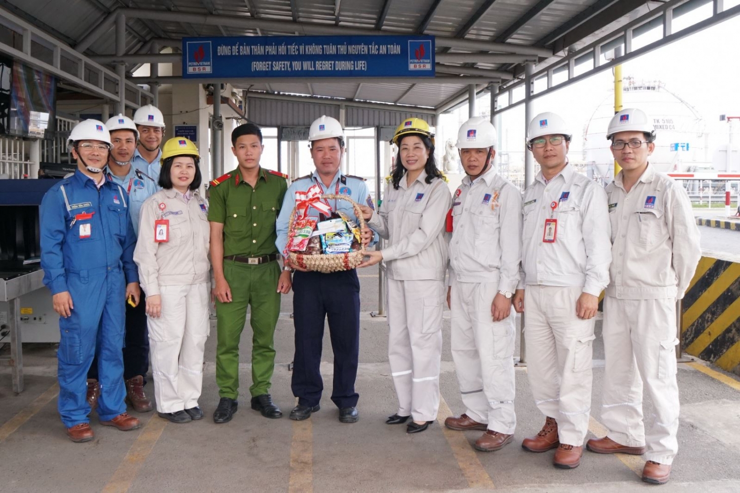 Lãnh đạo BSR kiểm tra công tác vận hành sản xuất và chúc Tết người lao động ban lanh dao bsr kiem tra cong tac van hanh san xuat va chuc tet nguoi lao dong