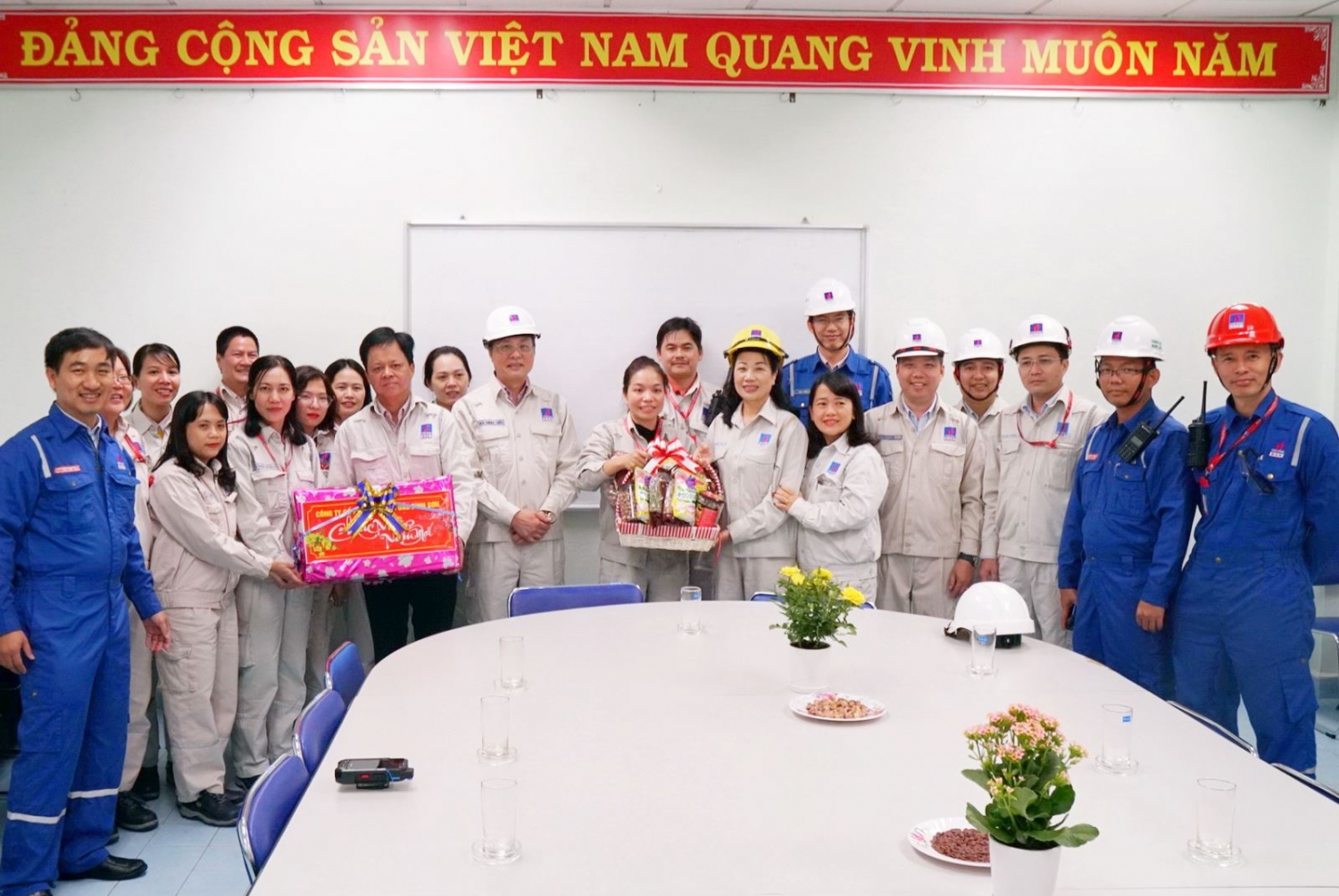 Lãnh đạo BSR kiểm tra công tác vận hành sản xuất và chúc Tết người lao động ban lanh dao bsr kiem tra cong tac van hanh san xuat va chuc tet nguoi lao dong