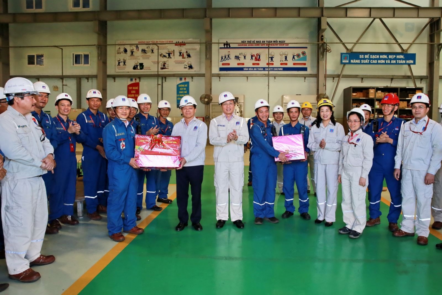Lãnh đạo BSR kiểm tra công tác vận hành sản xuất và chúc Tết người lao động ban lanh dao bsr kiem tra cong tac van hanh san xuat va chuc tet nguoi lao dong