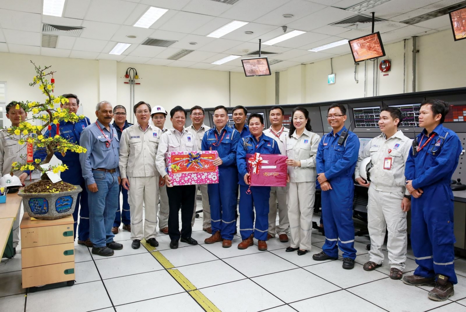 Lãnh đạo BSR kiểm tra công tác vận hành sản xuất và chúc Tết người lao động ban lanh dao bsr kiem tra cong tac van hanh san xuat va chuc tet nguoi lao dong