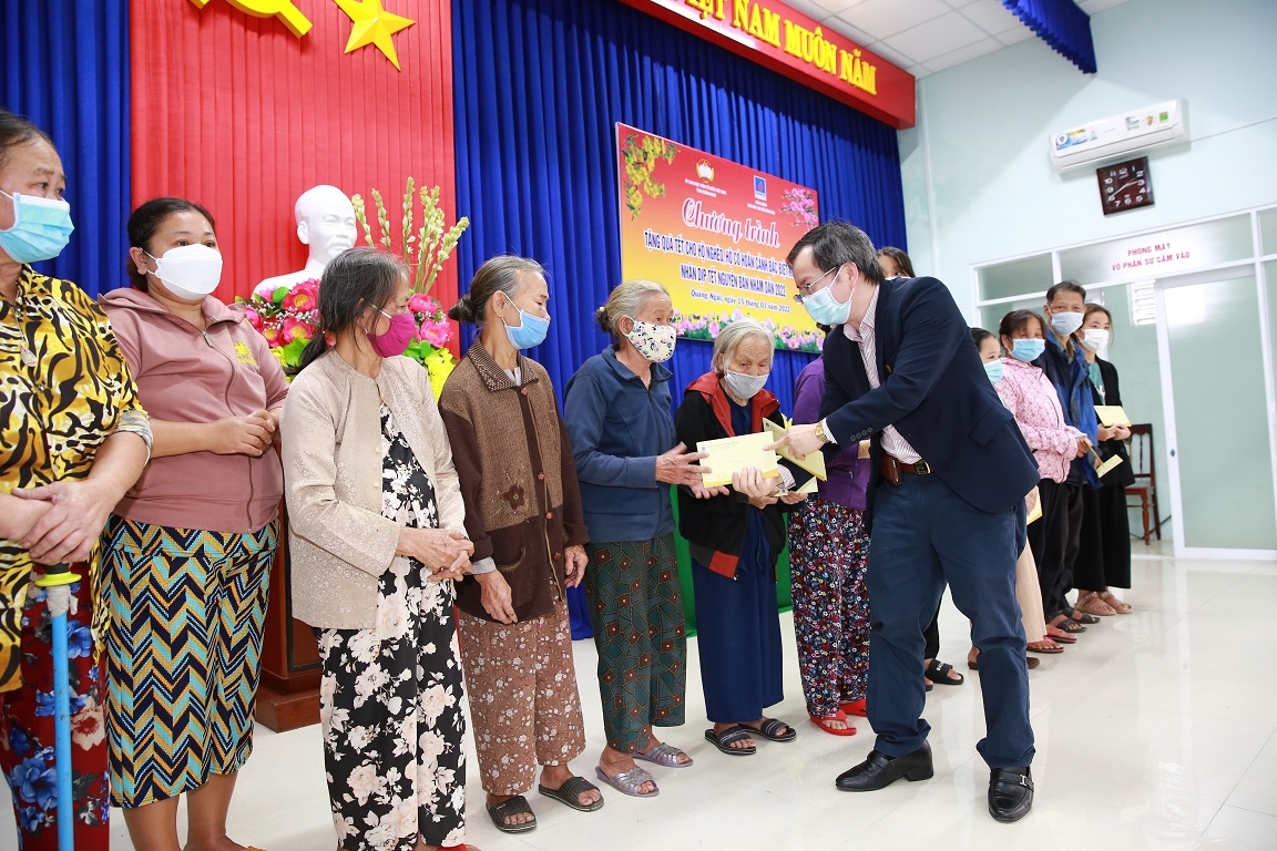 Phó Bí thư Thường trực Đảng ủy, Thành viên HĐQT BSR Khương Lê Thành trao quà Tết tại TP.Quảng Ngãi