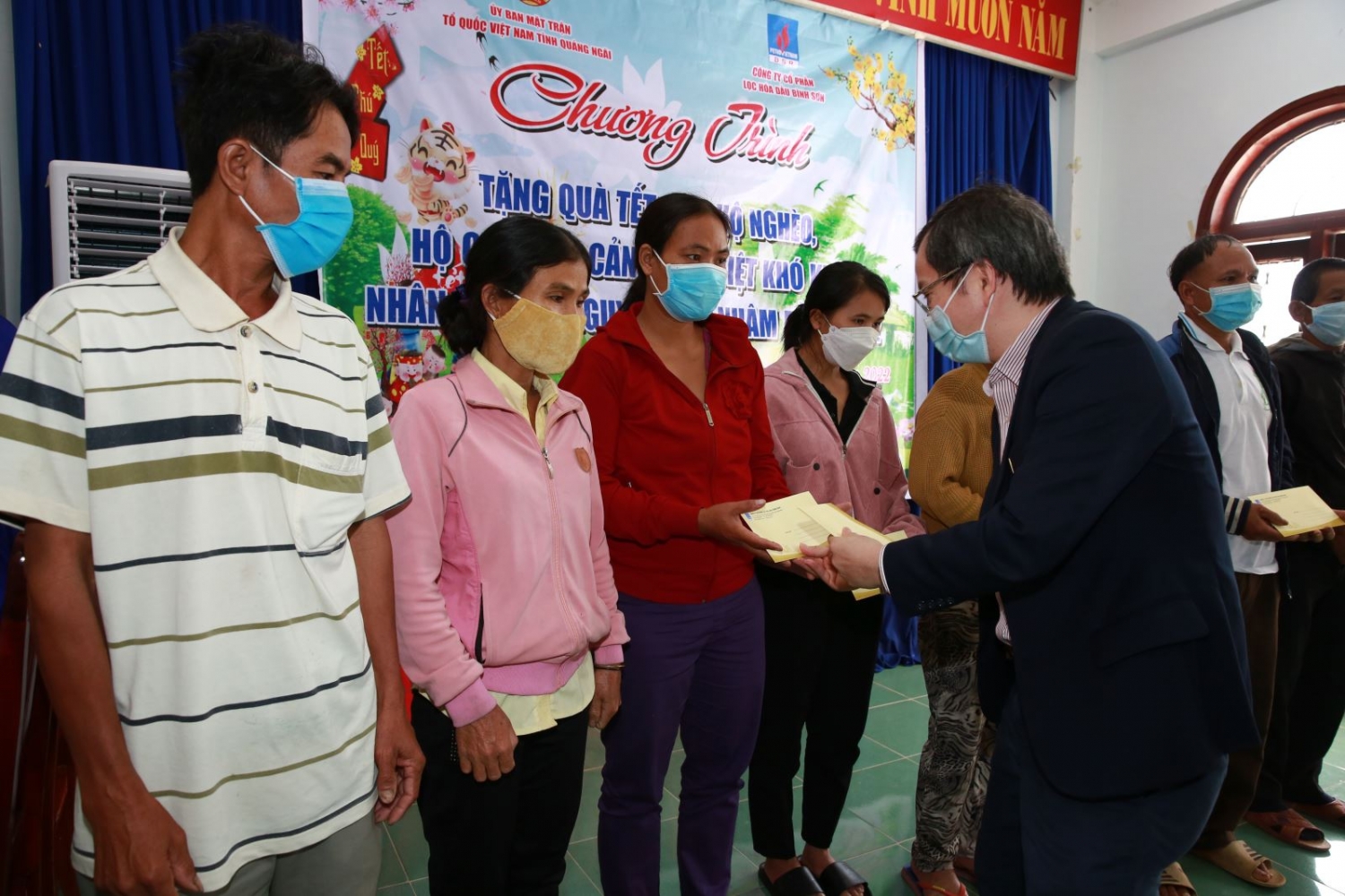 Phó Bí thư Thường trực Đảng ủy, Thành viên HĐQT BSR Khương Lê Thành trao quà Tết tại Trà Bồng
