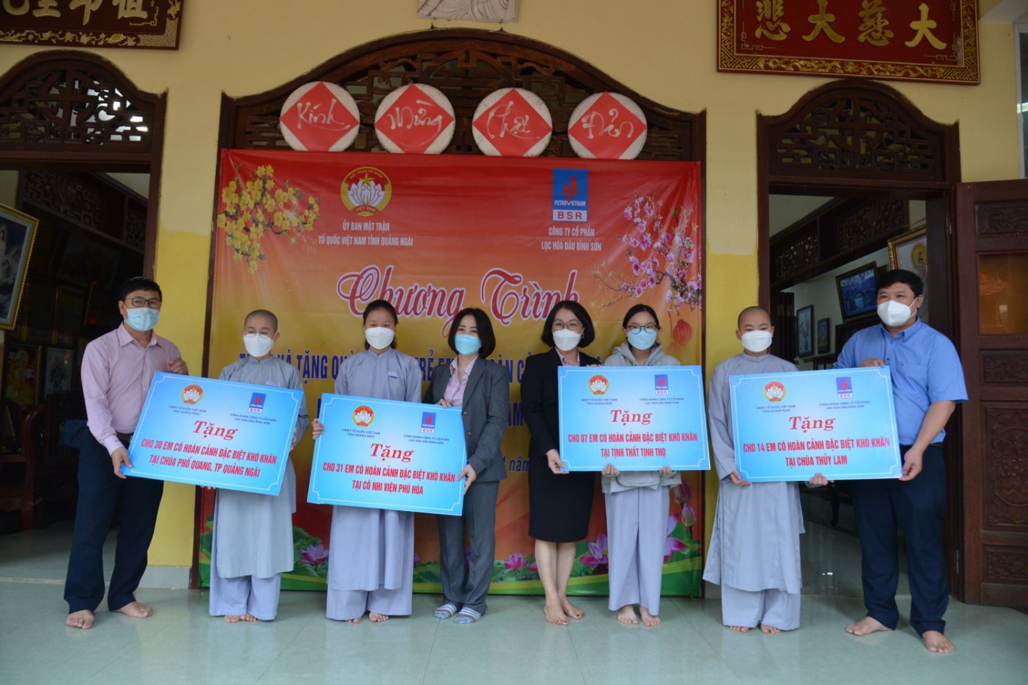 Đại diện Công đoàn BSR và đại diện Ủy ban MTTQ Việt Nam tỉnh trao biển tượng trưng tặng quà cho trẻ mồ côi tại Chùa Phổ Quang