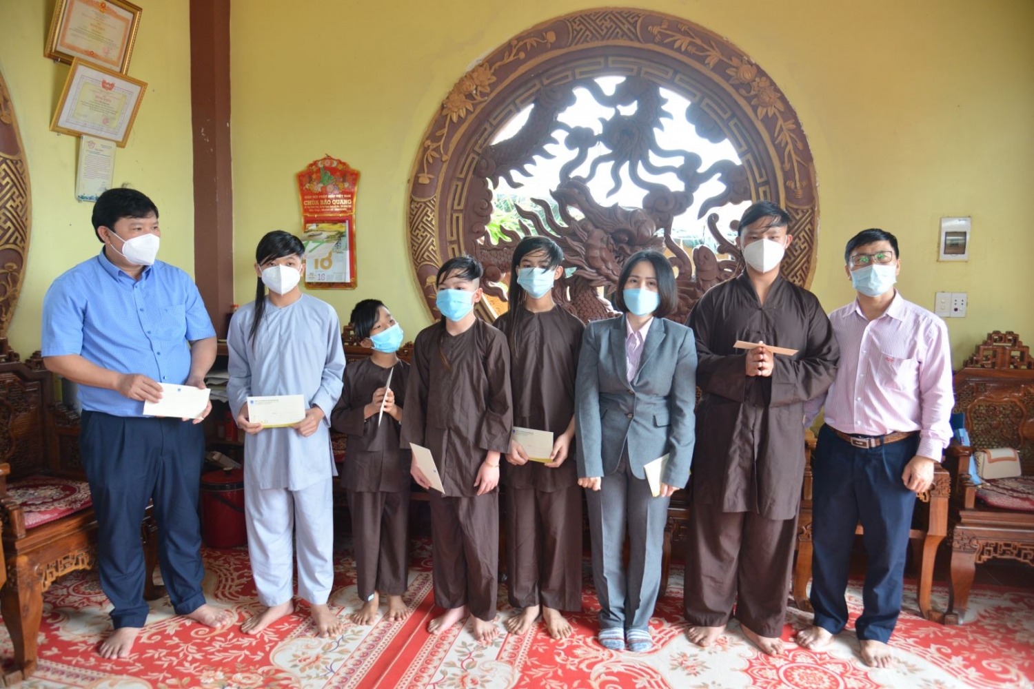  Đại diện Công đoàn BSR và đại diện Ủy ban MTTQ Việt Nam tỉnh trao quà cho trẻ mồ côi tại Chùa Thủy Long