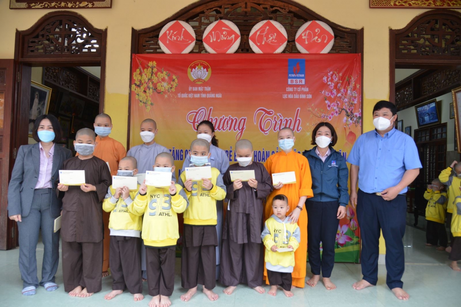 Đại diện Công đoàn BSR và đại diện Ủy ban MTTQ Việt Nam tỉnh trao quà cho trẻ mồ côi tại Chùa Phổ Quang