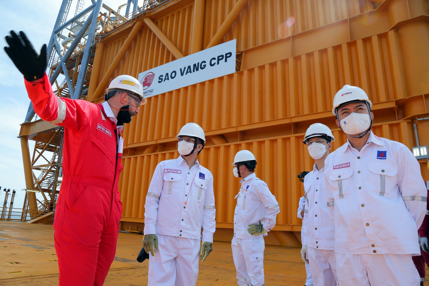 Tổng giám đốc Petrovietnam Lê Mạnh Hùng thăm và chúc Tết tại mỏ Sao Vàng - Đại Nguyệt Tổng Giám đốc Petrovietnam Lê Mạnh Hùng kiểm tra tình hình, làm việc tại mỏ Sao Vàng - Đại Nguyệt