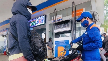 Giá xăng dầu lần thứ 4 tăng mạnh gần 1.000 đồng/lít
