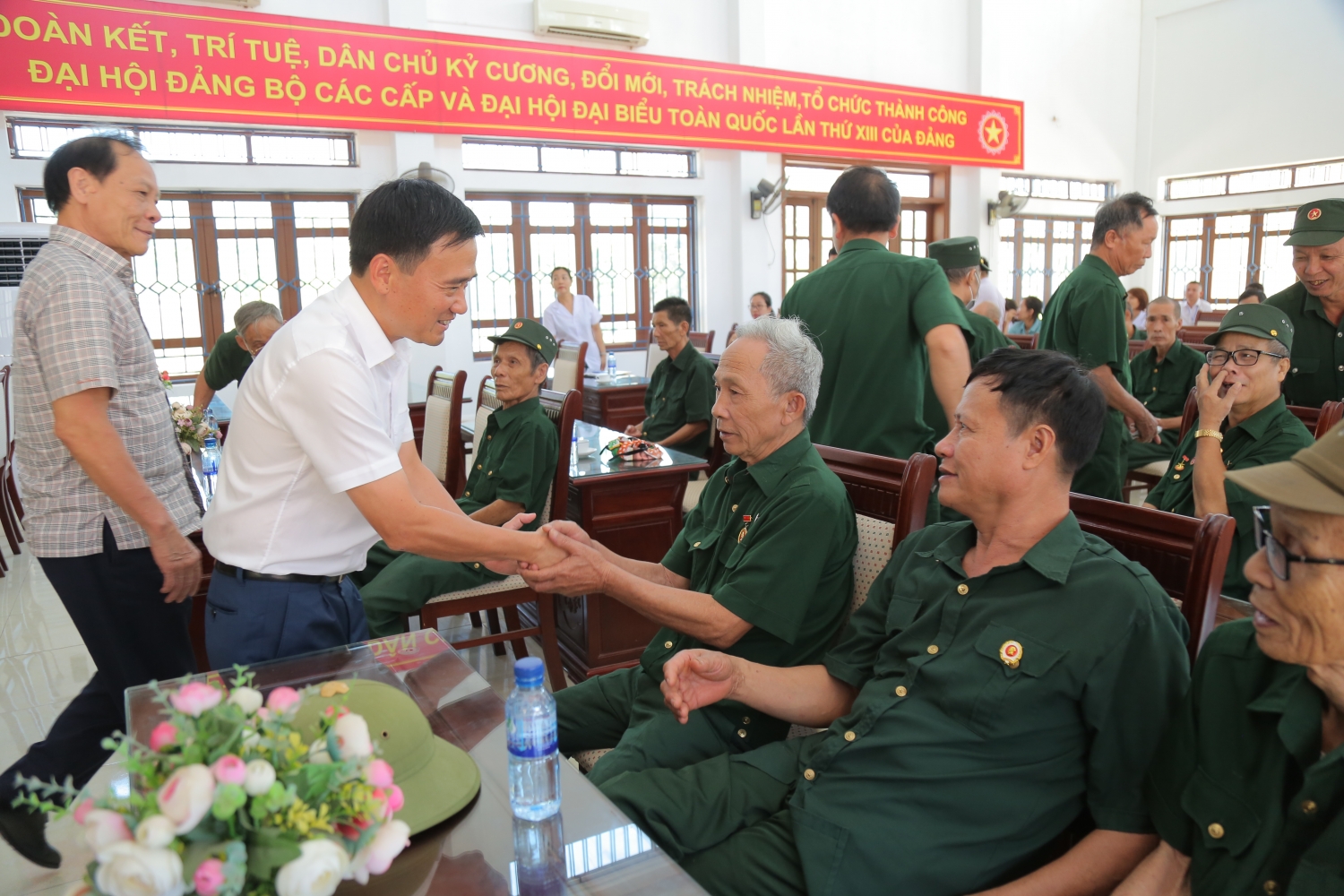 CĐ DKVN thăm, tặng quà thương, bệnh binh tại Trung tâm Điều dưỡng thương binh Nho Quan