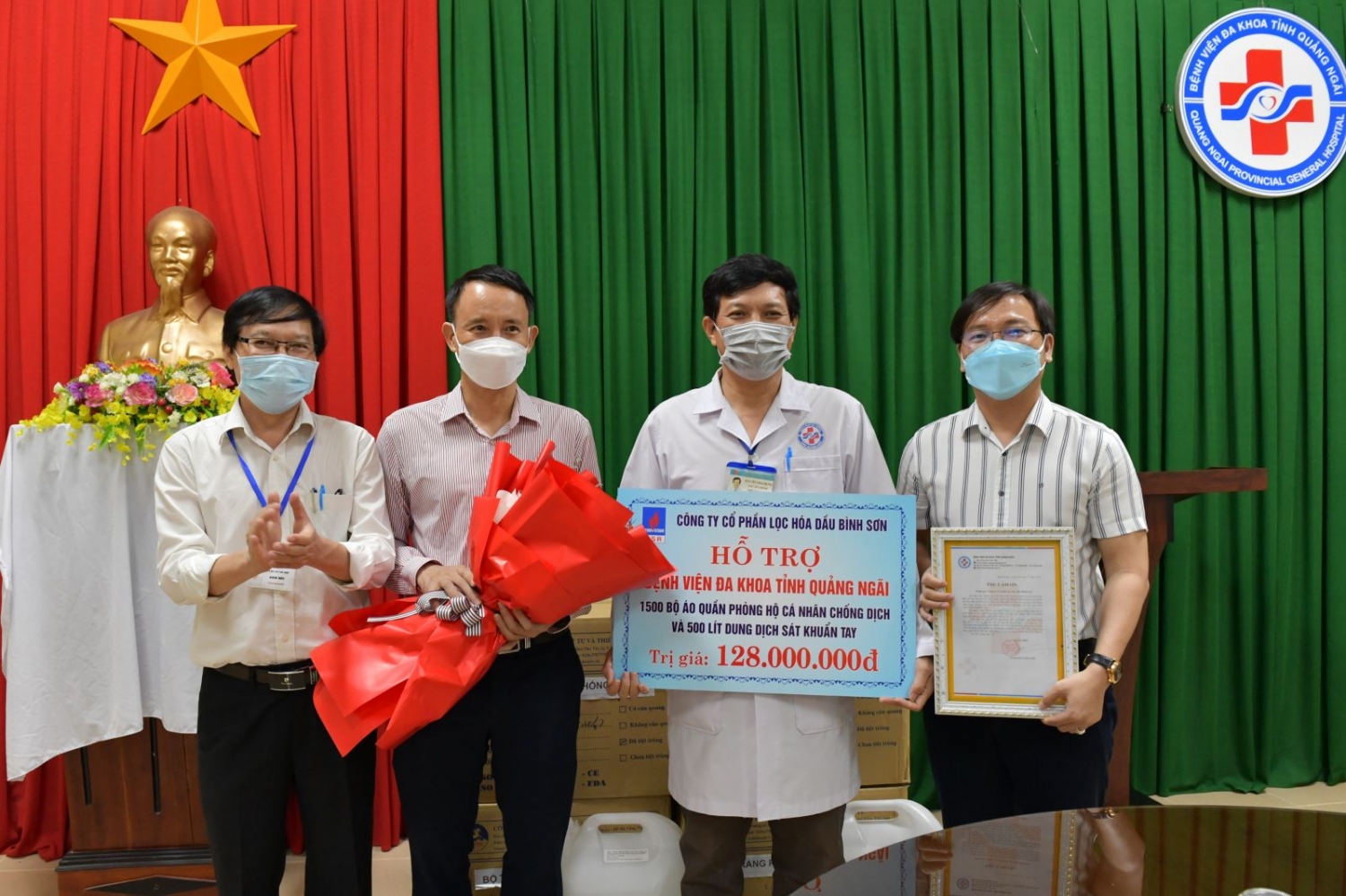 Đại diện BSR trao biển tượng trưng hỗ trợ vật tư y tế cho Bệnh viện Đa khoa tỉnh Quảng Ngãi.