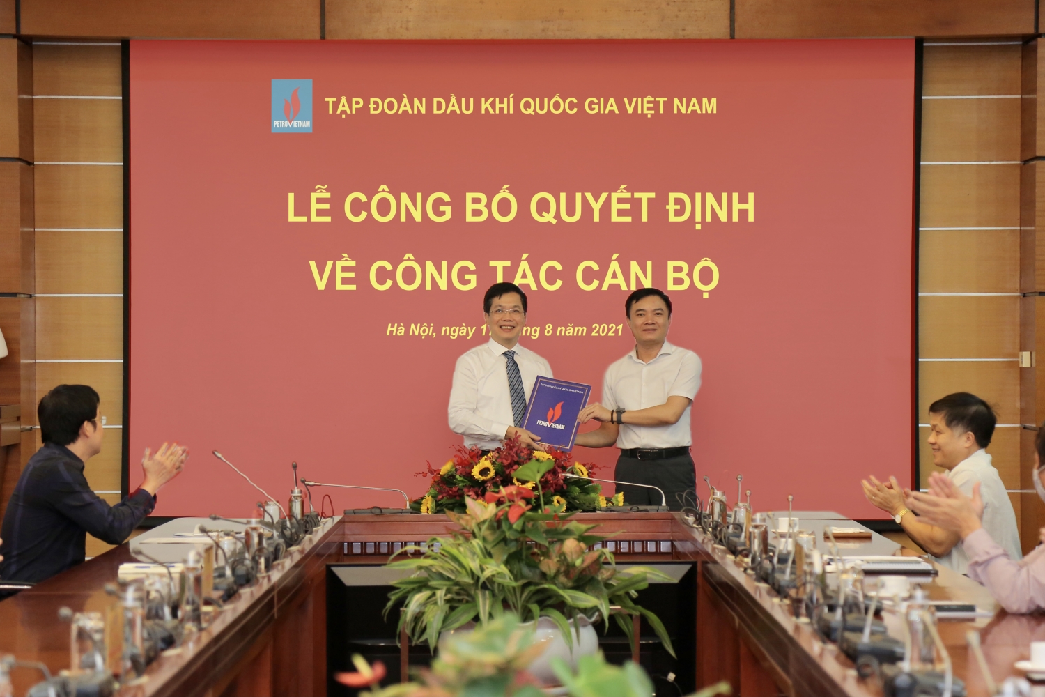 Phó Tổng giám đốc Lê Ngọc Sơn trao quyết định cho Phó Trưởng Ban Quản lý Hợp đồng Dầu khí Đinh Mạnh Quân