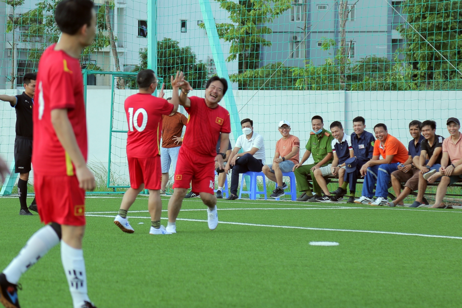 Lãnh đạo Tập đoàn và các đơn vị thành viên giao hữu bóng đá nhân kỷ niệm 47 năm Ngày thành lập Tập đoàn Dầu khí Việt Nam