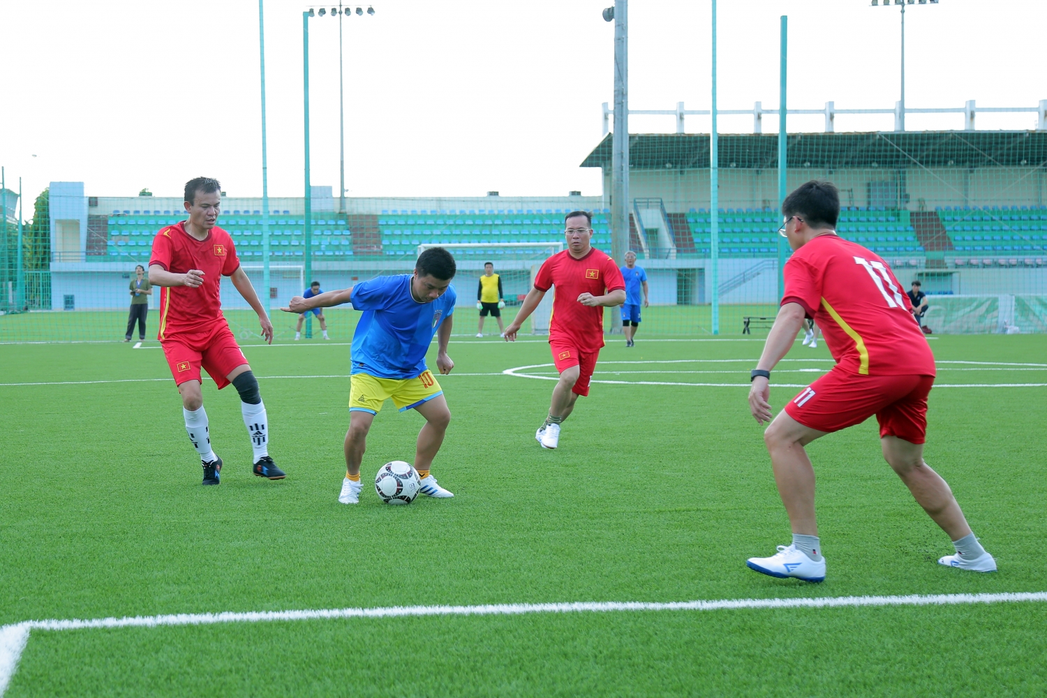 Lãnh đạo Tập đoàn và các đơn vị thành viên giao hữu bóng đá nhân kỷ niệm 47 năm Ngày thành lập Tập đoàn Dầu khí Việt Nam