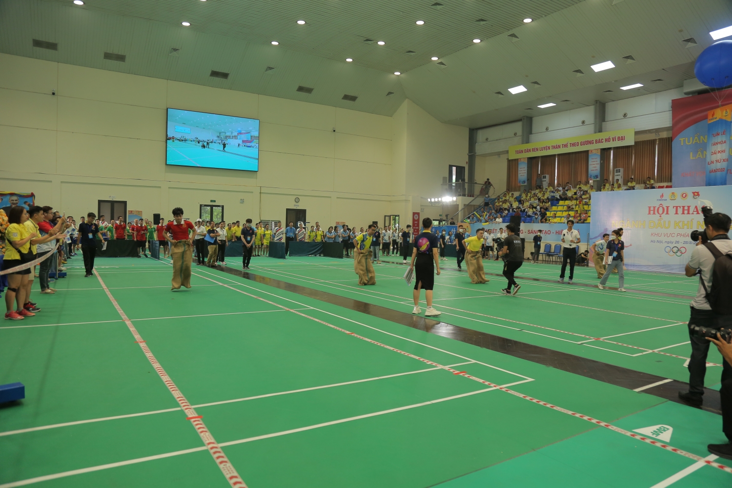 Đội PVFCCo giành chức vô địch ở các nội dung thi đấu đồng đội môn nhảy bao bố và kéo co