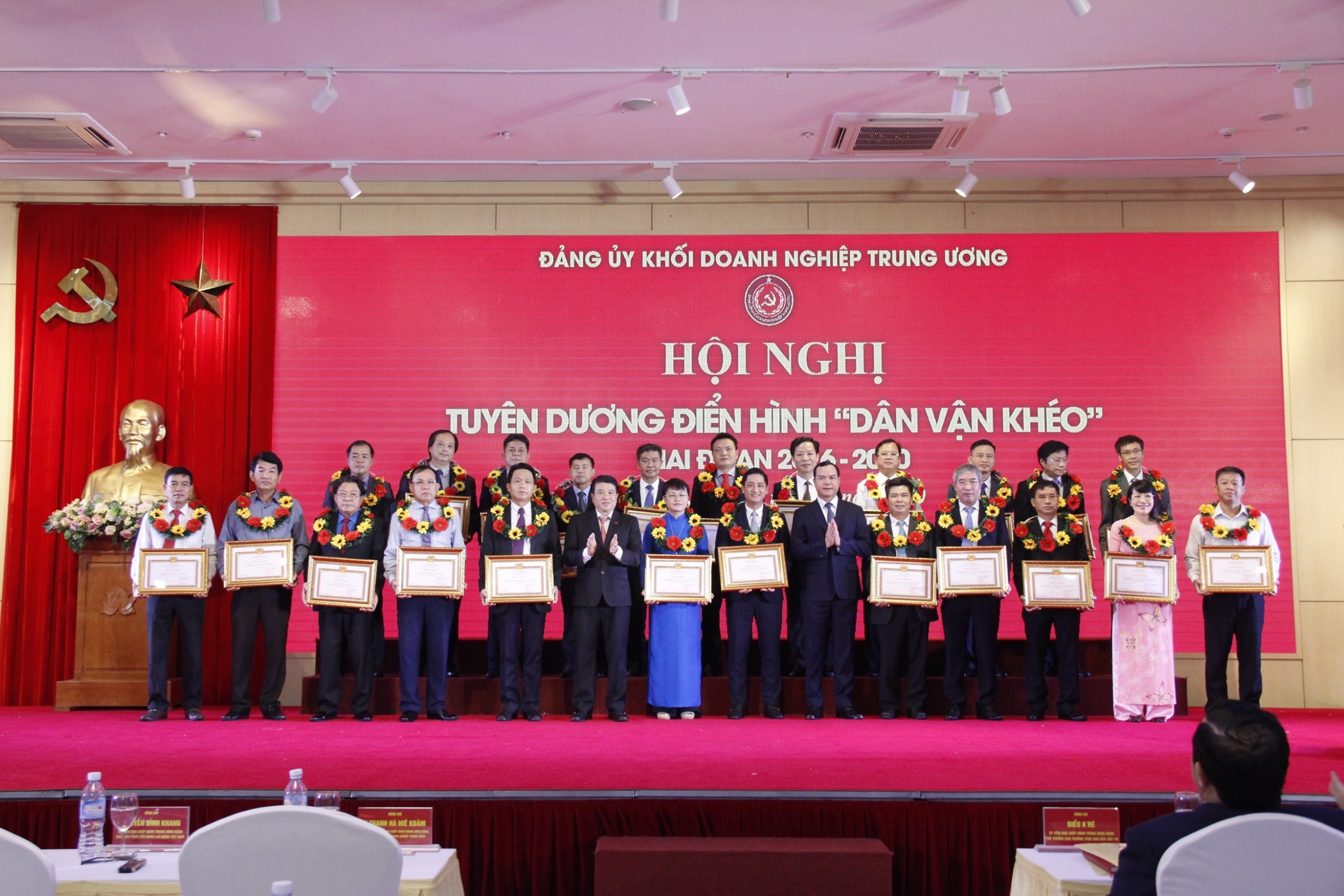 4 tập thể, cá nhân thuộc Đảng bộ Tập đoàn Dầu khí Quốc gia Việt Nam được tuyên dương điển hình 