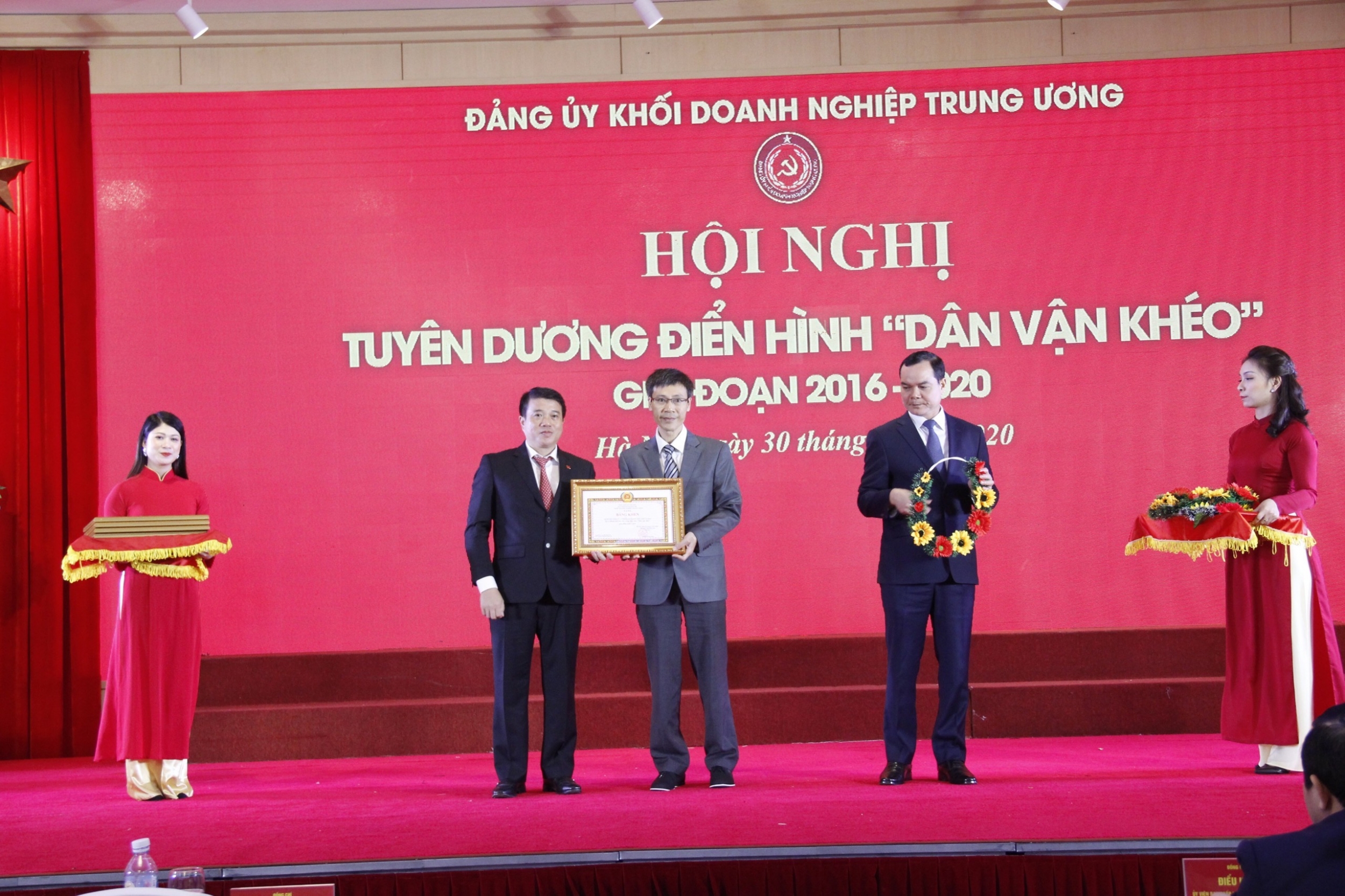 4 tập thể, cá nhân thuộc Đảng bộ Tập đoàn Dầu khí Quốc gia Việt Nam được tuyên dương điển hình 