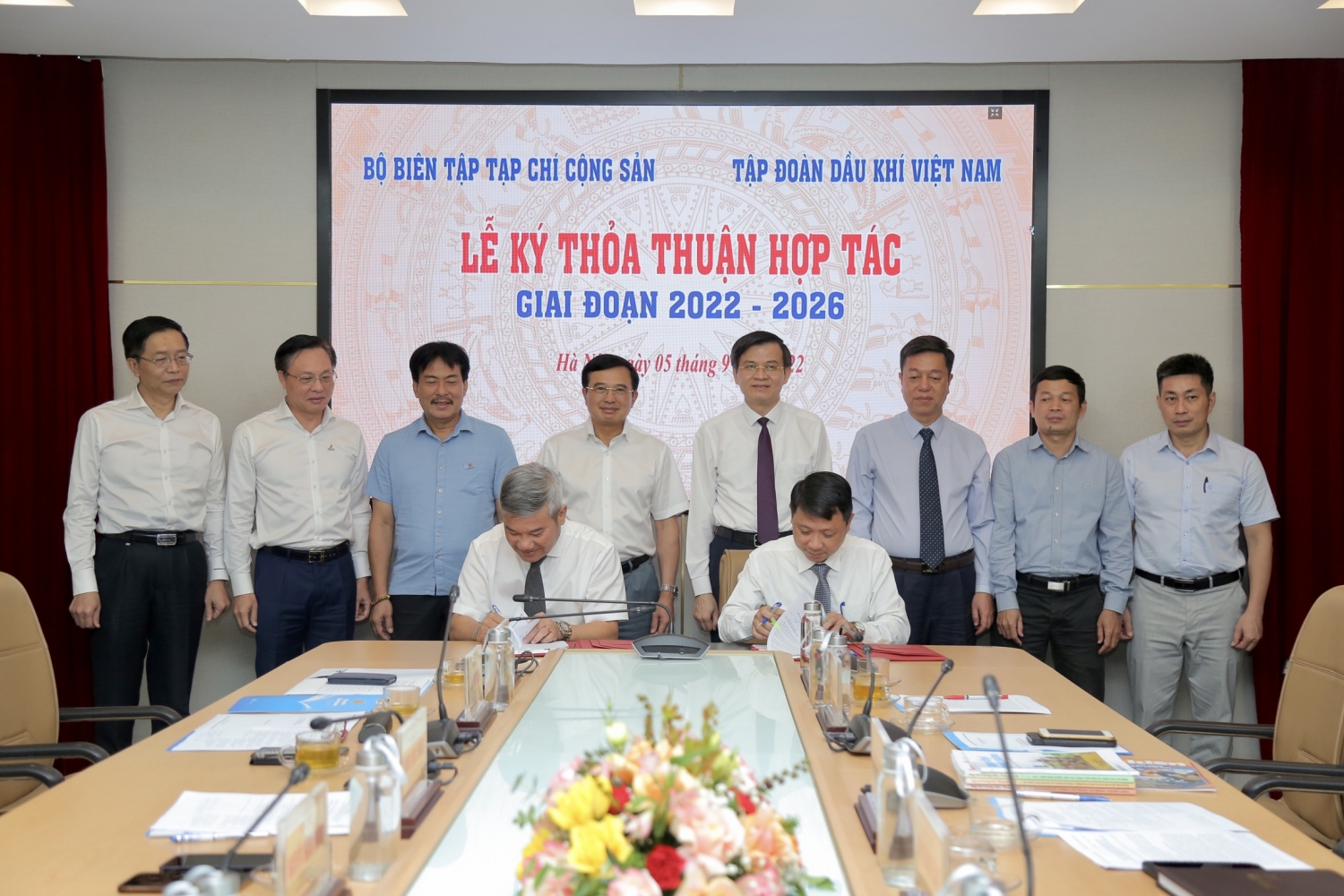 Lãnh đạo Tạp chí Cộng sản và Petrovietnam chứng kiến lễ ký thoả thuận hợp tác giữa hai đơn vị Lãnh đạo Tạp chí Cộng sản và Petrovietnam chứng kiến lễ ký thoả thuận hợp tác giữa hai đơn vị
