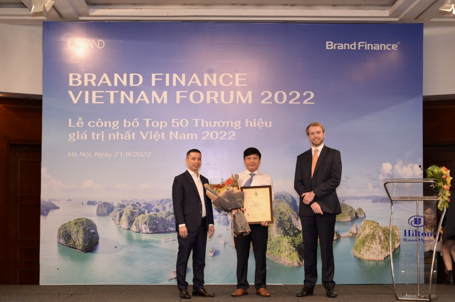 Ông Lê Anh Chiến - Phó Trưởng Ban TT&VHDN đại diện Petrovietnam nhận vinh danh Top 10 thương hiệu giá trị nhất Việt Nam