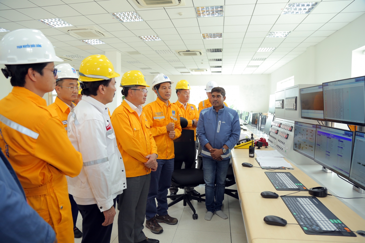 Chủ tịch HĐTV Petrovietnam Hoàng Quốc Vượng kiểm tra hoạt động tại phòng điều khiển trung tâm của dự án kho chứa LNG Thị Vải Chủ tịch HĐTV Petrovietnam Hoàng Quốc Vượng kiểm tra hoạt động tại phòng điều khiển trung tâm của dự án kho chứa LNG Thị Vải