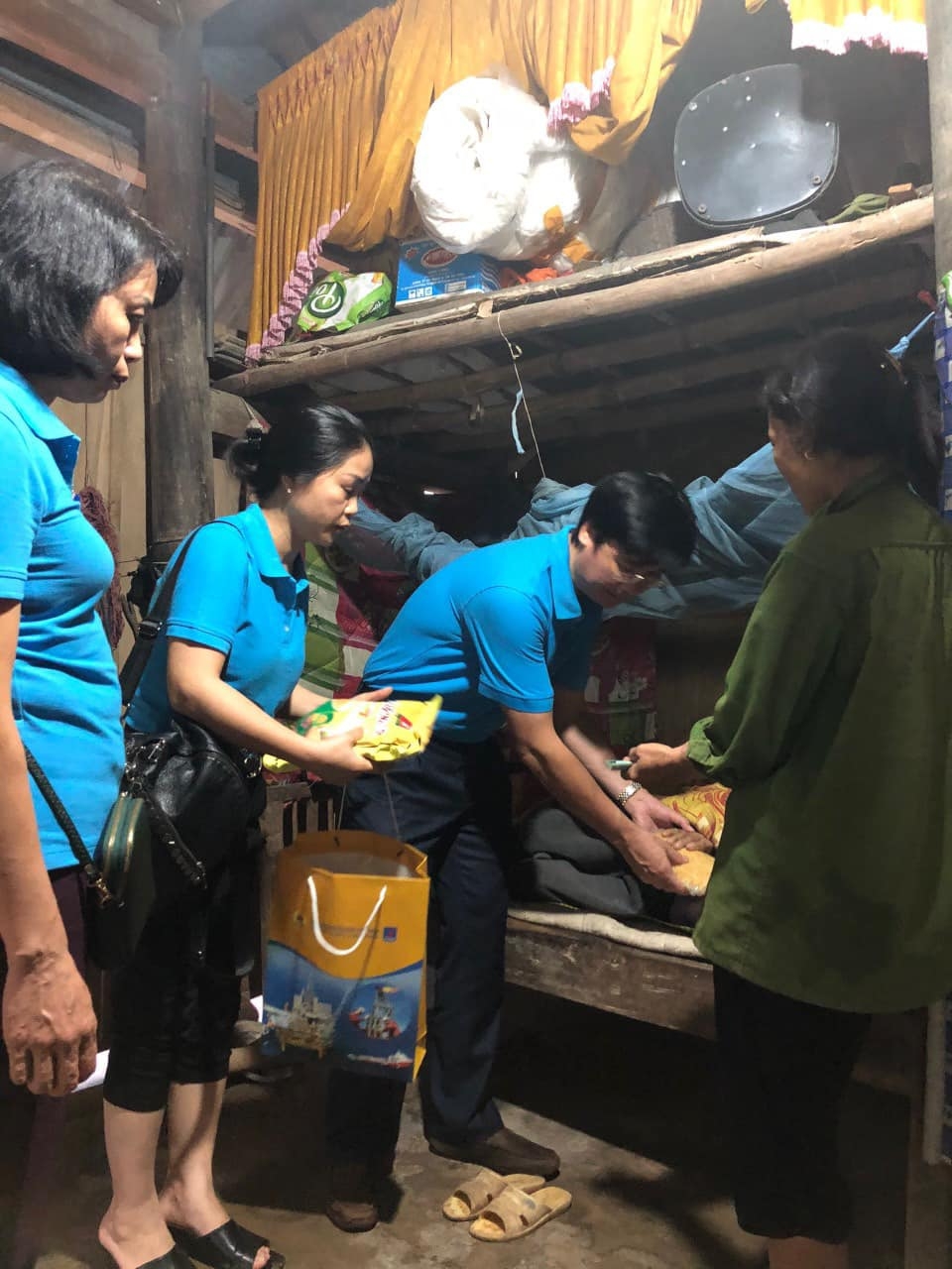 Công đoàn Dầu khí Việt Nam hỗ trợ đồng bào bị thiệt hại do lũ lụt tại Quảng Bình