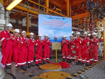 Cửu Long JOC gắn biển công trình “Dự án khai thác khí mỏ Sư Tử Trắng giai đoạn 2A”