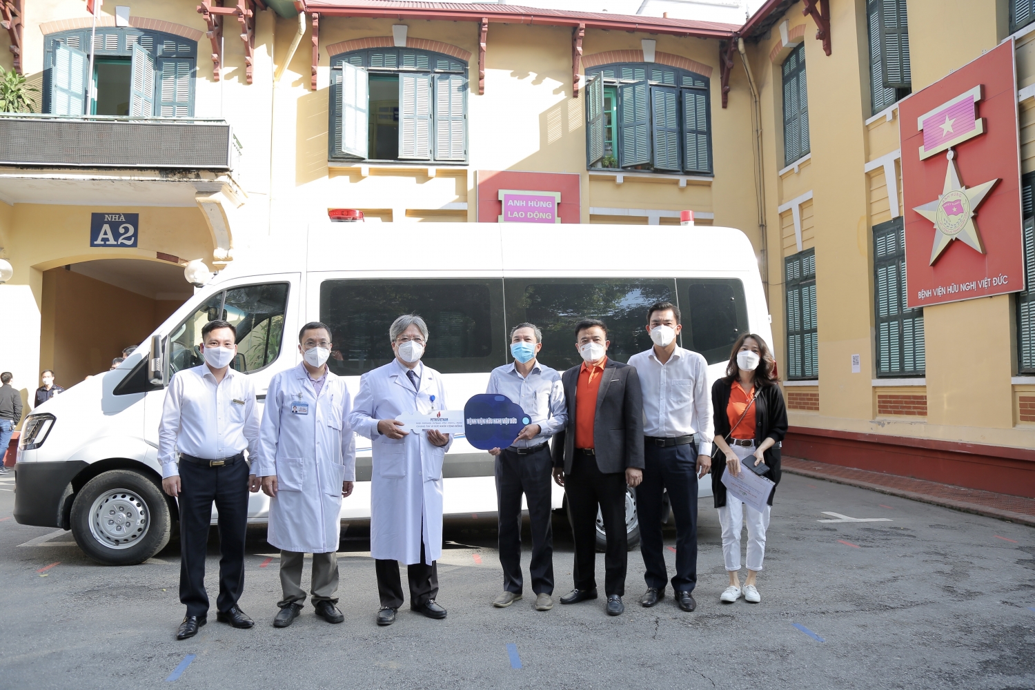 Petrovietnam trao tặng xe cứu thương cho Bệnh viện Hữu nghị Việt Đức