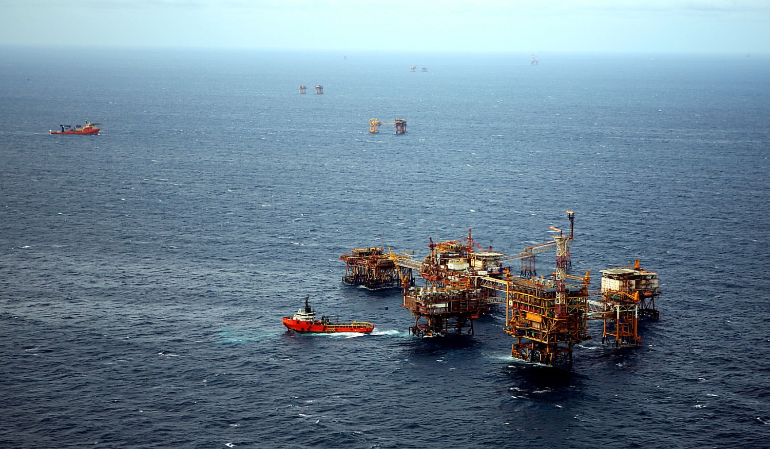 Hoạt động khai thác dầu khí tại mỏ Bạch Hổ Hoạt động khai thác dầu khí tại mỏ Bạch Hổ