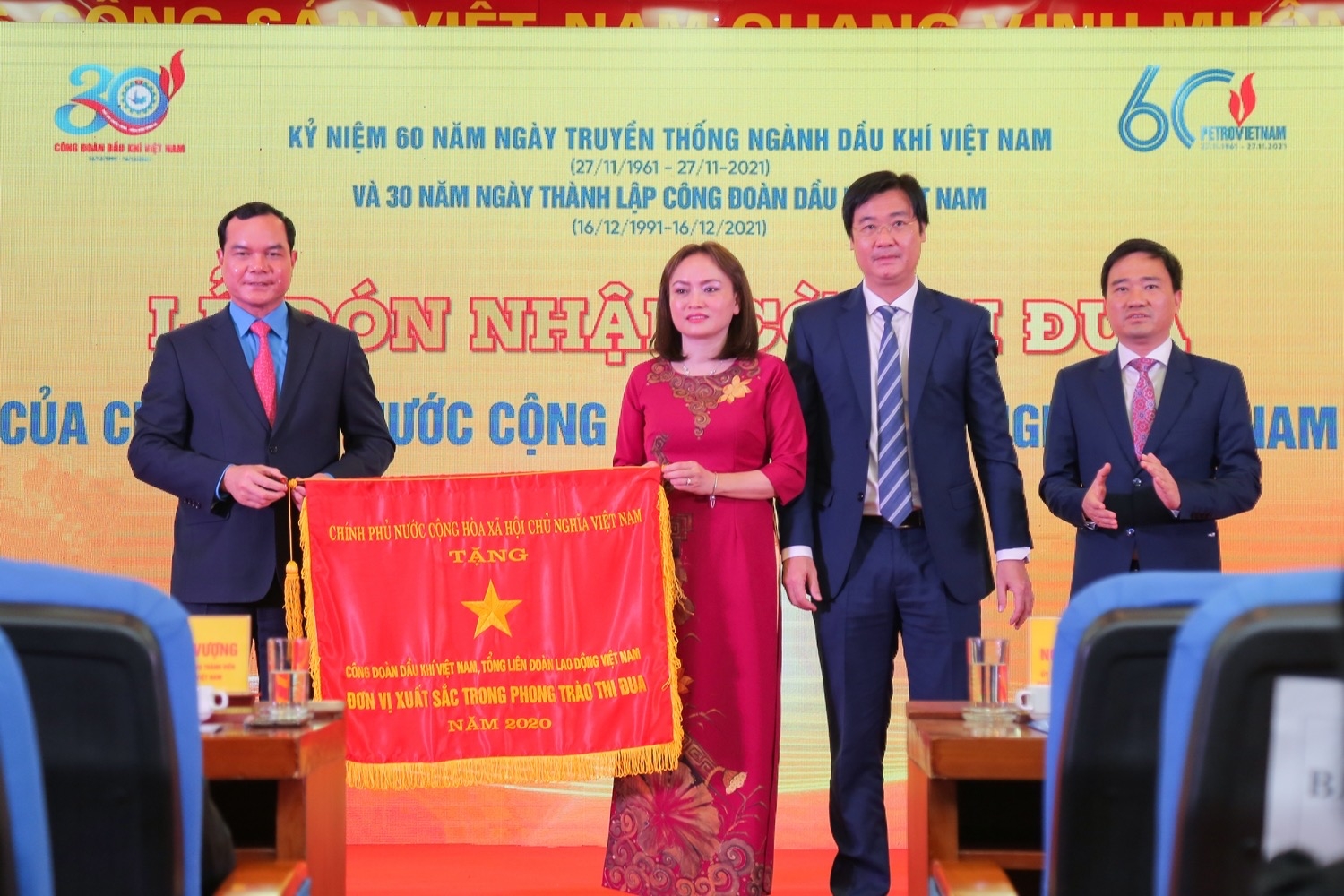 Thừa ủy quyền của Thủ tướng Chính phủ, Chủ tịch Tổng LĐLĐVN Nguyễn Đình Khang trao Cờ Thi đua cho CĐ DKVN