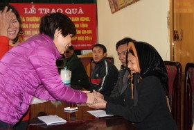 Báo Năng lượng Mới tặng quà Tết cho người mù các tỉnh phía Bắc