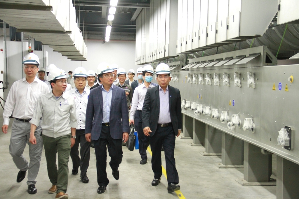 Lãnh đạo Tập đoàn kiểm tra hệ thống thiết bị công nghệ sản xuất xơ sợi tổng hợp tại Nhà máy Xơ sợi Đình Vũ. Lãnh đạo Tập đoàn kiểm tra hệ thống thiết bị công nghệ sản xuất xơ sợi tổng hợp tại Nhà máy Xơ sợi Đình Vũ.