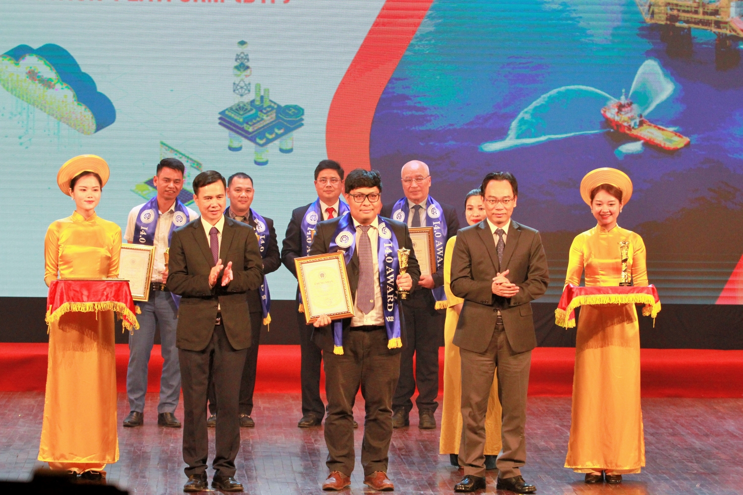 Ông Trần Ngọc Trung - Trợ lý giám sát Điện và Tự động hoá đại diện BIENDONG POC nhận chứng nhận và cúp vàng Top Doanh nghiệp Khoa học & Công nghệ và Đổi mới sáng tạo năm 2022