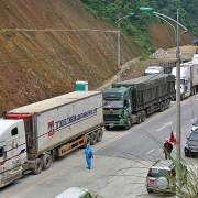 Tin tức kinh tế ngày 5/1: Lạng Sơn đề nghị tạm dừng đưa hàng hóa lên cửa khẩu