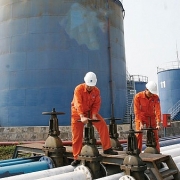 Tin tức kinh tế ngày 28/10: Cả nước chi hơn 3 tỷ USD nhập khẩu xăng dầu