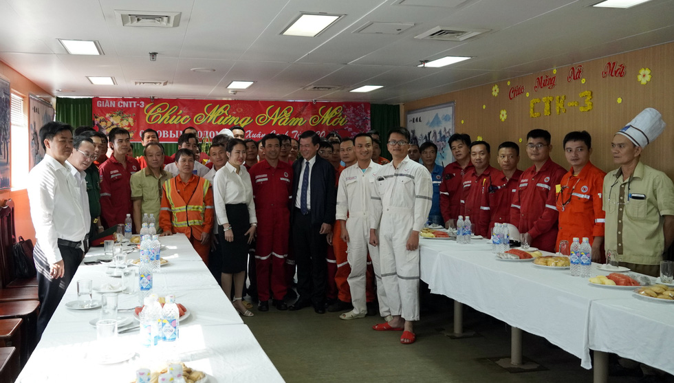 Tết của những người thắp lửa trên Biển Đông tet cua nhung nguoi thap lua tren bien dong